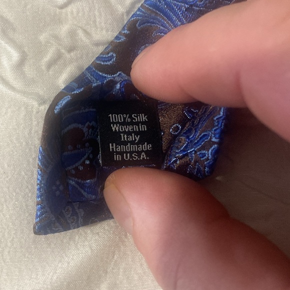 100% silk David Donahue necktie - Picture 3 of 3